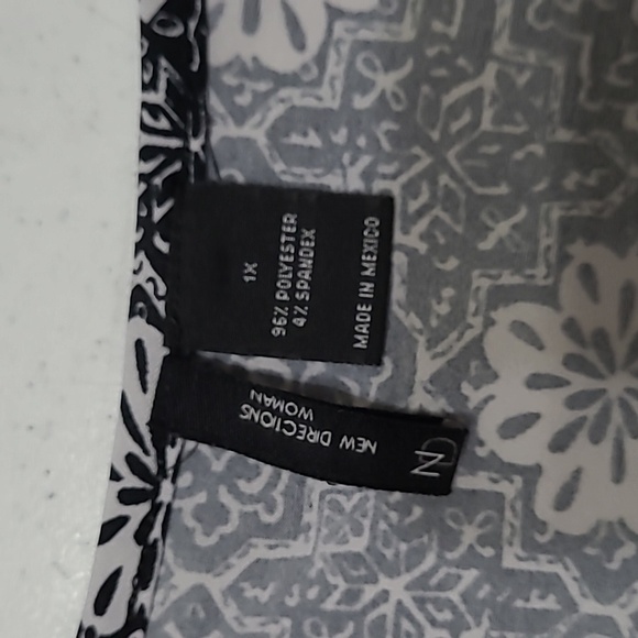New Directions Black & White Cold Shoulder Tunic size 1X - Picture 3 of 7